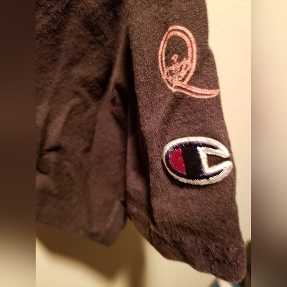 SOLD!☃️Champion and Queen collaboration Official Merch tee - Picture 6 of 9